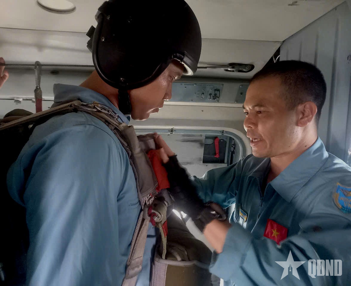 Kiểm tra dù lần cuối trước khi nhảy.